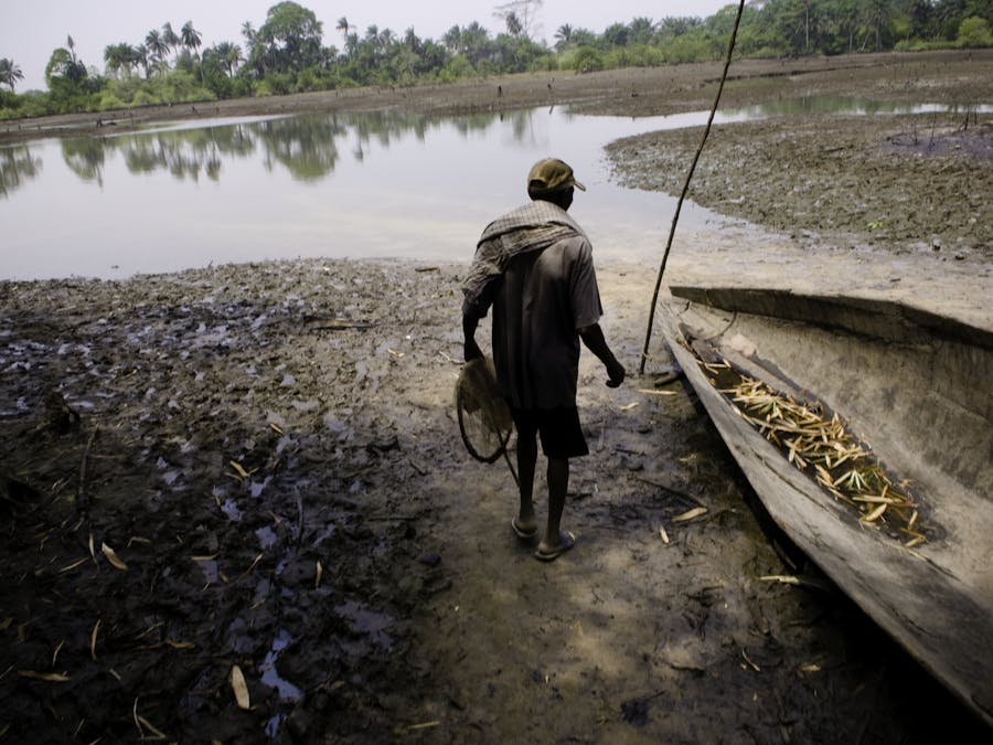 Een visser in de Nigerdelta