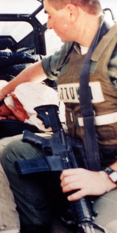 Een Palestijnse man wordt gearresteerd door Israëlische grenspolitie, oktober 2000.