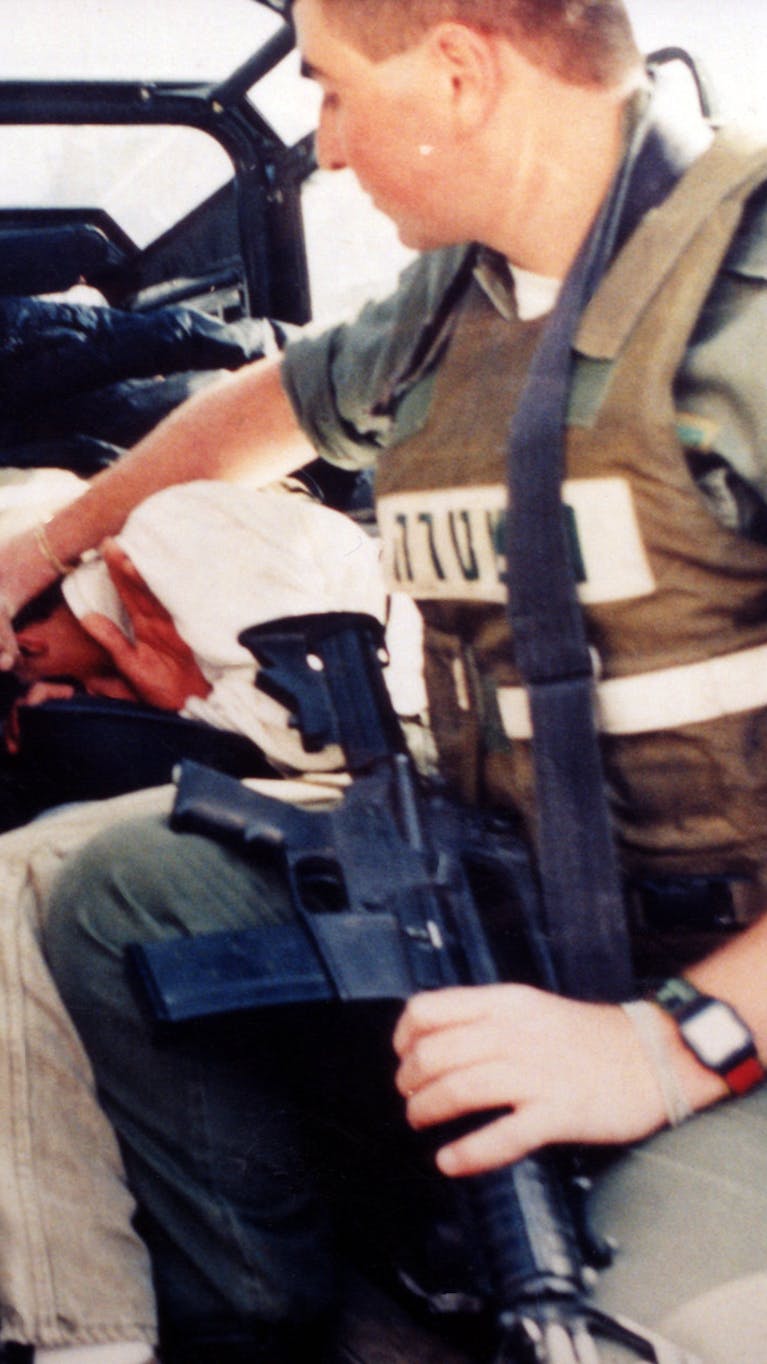 Een Palestijnse man wordt gearresteerd door Israëlische grenspolitie, oktober 2000.
