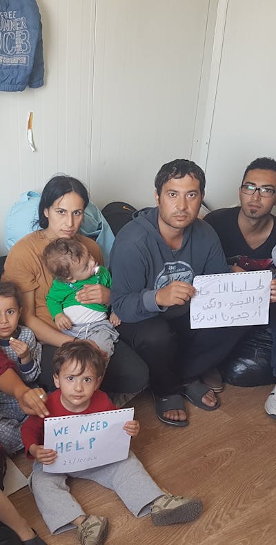 Deze familie uit Syrië in vluchtelingenkamp Düziçi in Turkije. Zij werden onder dwang van Griekenland teruggestuurd naar Turkije.