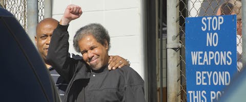 Ex-terdoodveroordeelde Albert Woodfox (VS) bij zijn vrijlating