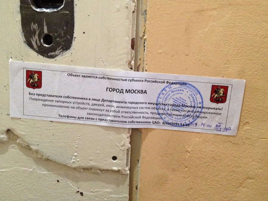 De verzegeling op de deur van het Amnesty-kantoor in Moskou waarop wordt gewaarschuwd om het pand niet te betreden.
