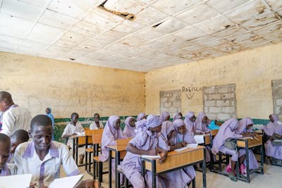 Kinderen op een basisschool in Nigeria. Het recht op onderwijs wordt daar niet goed nageleefd: volgens Unicef ging in 2019 slechts een kwart van de kinderen in de staat Borno naar school.