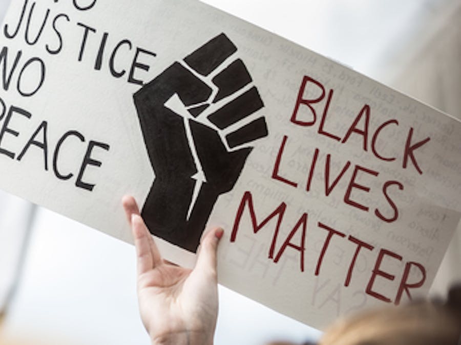 Tijdens Black Lives Matter-demonstraties spreken mensen zich uit tegen racisme.