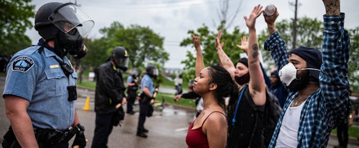 Amerikaanse demonstranten tegen een politieagent die mogelijk burgerrechten heeft geschonden.