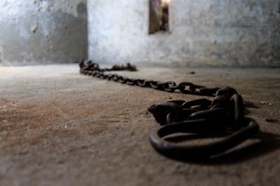 Ketting en boei voor slaafgemaakten op Zanzibar