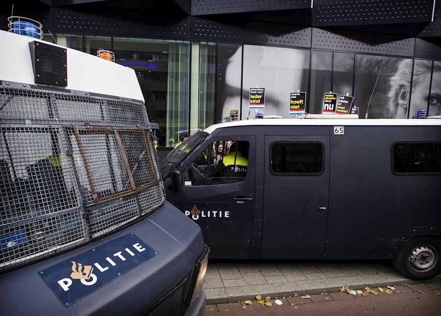 12 november 2016 ROTTERDAM - Tientallen arrestanten worden afgevoerd door de politie na een demonstratie tegen zwarte piet bij de intocht in Rotterdam.