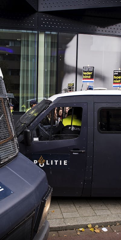 12 november 2016 ROTTERDAM - Tientallen arrestanten worden afgevoerd door de politie na een demonstratie tegen zwarte piet bij de intocht in Rotterdam.