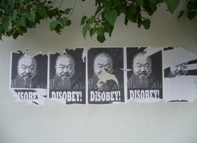 Posters met een afbeelding van de Chinese kunstenaar Ai Wei Wei. De mensenrechten en de menselijke waardigheid zijn steeds meer onderwerp van literair werk, films, beeldende kunst en muziek – van ‘geëngageerde’ kunst.