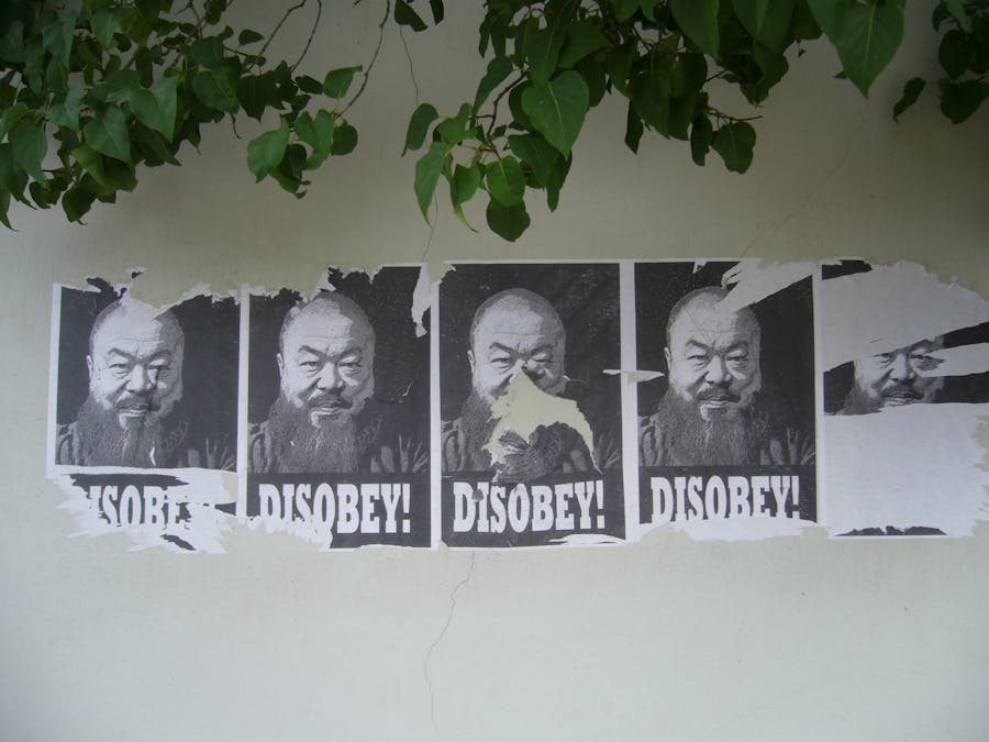 Posters met een afbeelding van de Chinese kunstenaar Ai Wei Wei. De mensenrechten en de menselijke waardigheid zijn steeds meer onderwerp van literair werk, films, beeldende kunst en muziek – van ‘geëngageerde’ kunst.