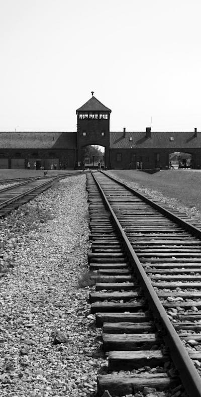 Nazi-Duitsland deporteerde tijdens de Tweede Wereldoorlog zo'n 1,3 miljoen mensen naar concentratiekamp Auschwitz.
