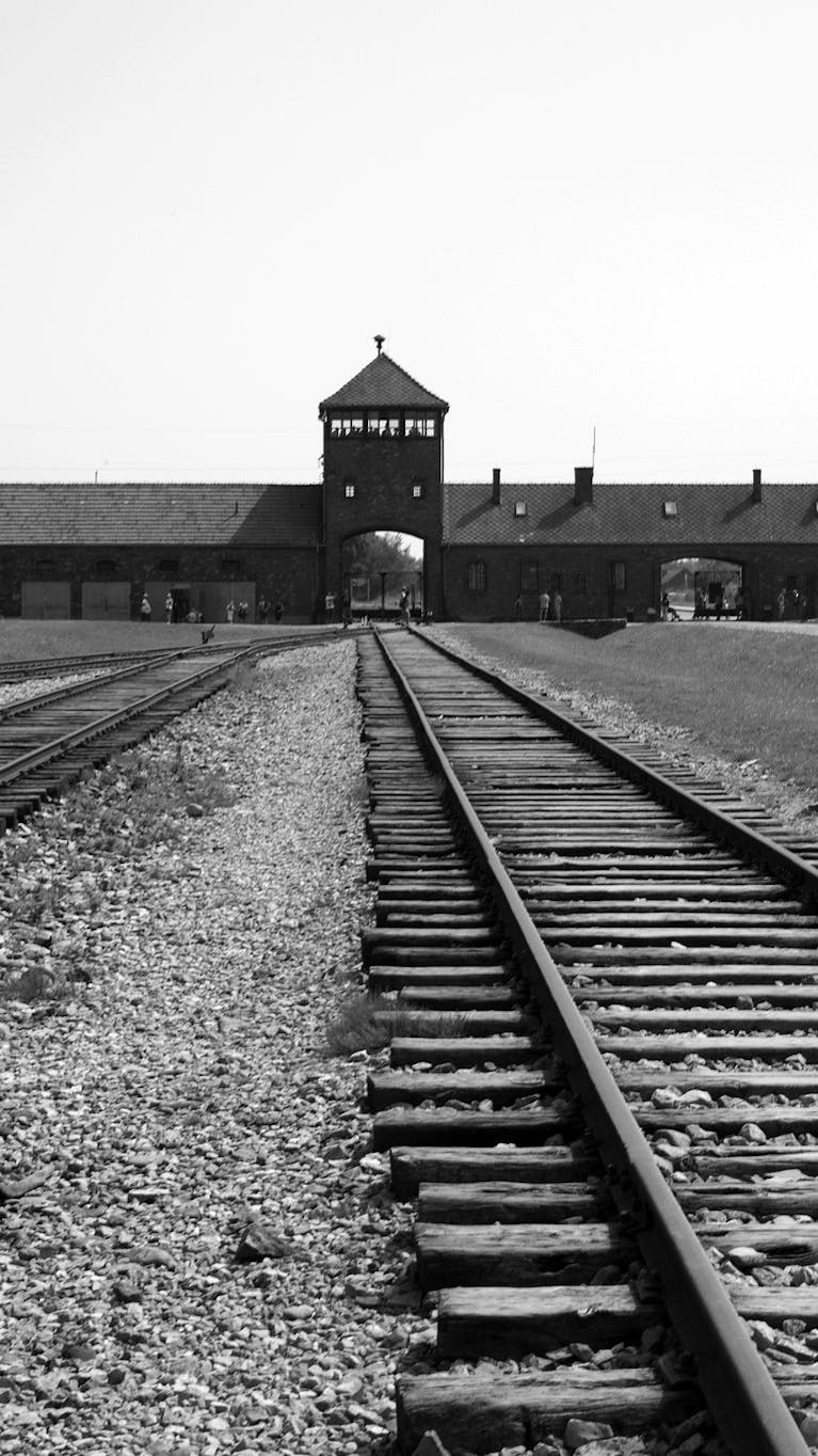 Nazi-Duitsland deporteerde tijdens de Tweede Wereldoorlog zo'n 1,3 miljoen mensen naar concentratiekamp Auschwitz.