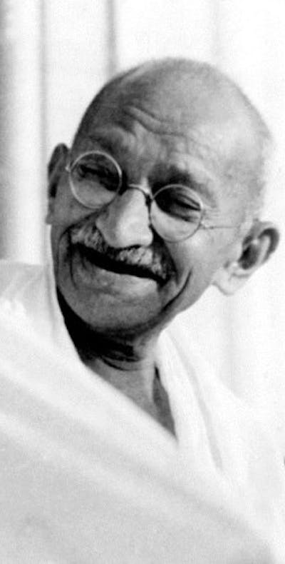 Mahatma Gandhi leidde de eerste massale campagnes van geweldloos weerbaarheid uit de geschiedenis.