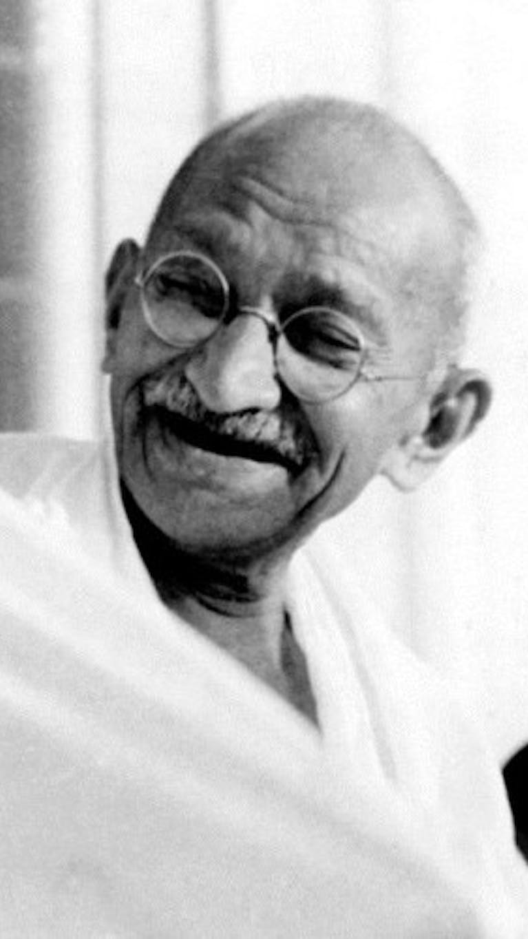 Mahatma Gandhi leidde de eerste massale campagnes van geweldloos weerbaarheid uit de geschiedenis.