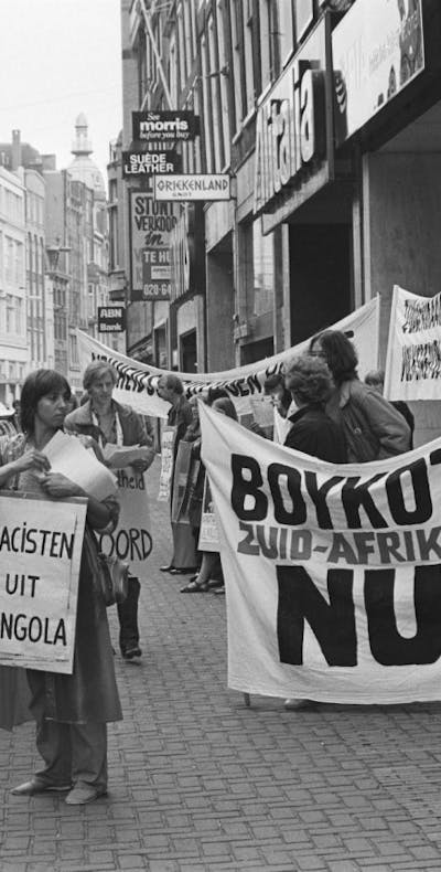 Demonstranten roepen in 1981 in de Leidsestraat in Amsterdam op tot een boycot van Zuid-Afrika.