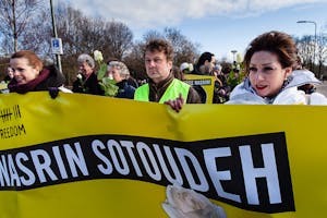 Amnesty biedt 94.549 handtekeningen aan voor de vrijlating van Nasrin Sotoudeh bij de Iraanse ambassade in Den Haag, februari 2013. In september 2013 kwam ze vrij.