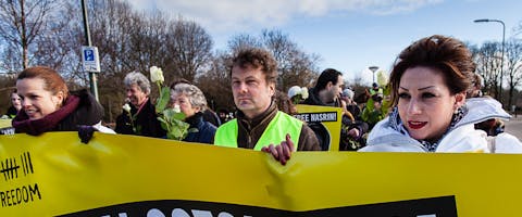 Amnesty biedt 94.549 handtekeningen aan voor de vrijlating van Nasrin Sotoudeh bij de Iraanse ambassade in Den Haag, februari 2013. In september 2013 kwam ze vrij.