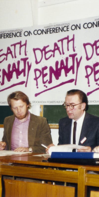 Internationale conferentie voor afschaffing van de doodstraf (Zweden, 1977). Toenmalig secretaris-generaal van Amnesty, Martin Ennals, is de tweede man van rechts.