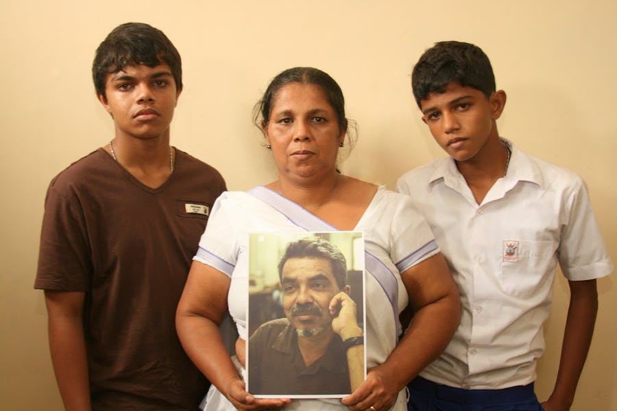 Sandya Eknaligoda en haar twee zonen. Sandya is de vrouw van de Sri Lankaanse journalist Prageeth Eknaligoda, die kritiek uitte tegen de regering en in 2010 slachtoffer werd van 'verdwijning'.