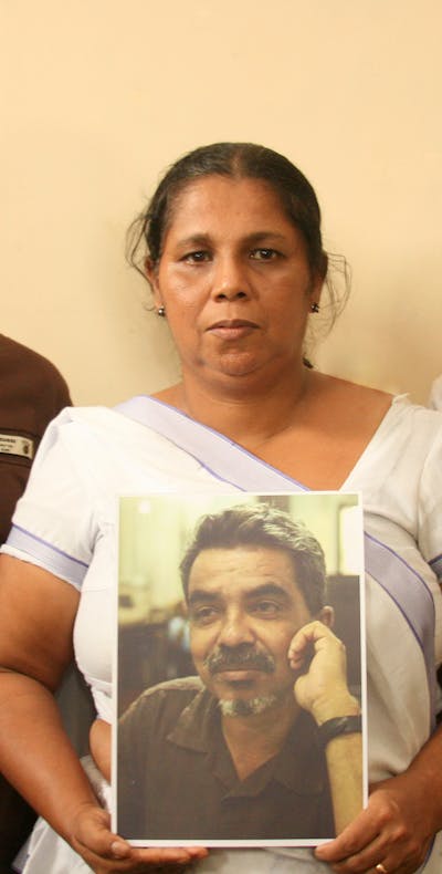 Sandya Eknaligoda en haar twee zonen. Sandya is de vrouw van de in 2010 verdwenen Sri Lankaanse journalist Prageeth Eknaligoda, die kritiek uitte tegen de regering.