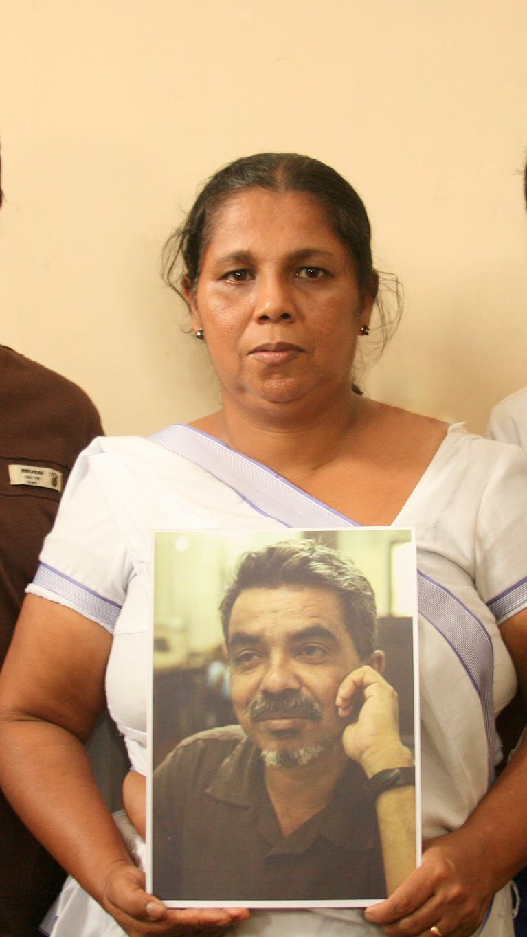 Sandya Eknaligoda en haar twee zonen. Sandya is de vrouw van de Sri Lankaanse journalist Prageeth Eknaligoda, die kritiek uitte tegen de regering en in 2010 slachtoffer werd van 'verdwijning'.
