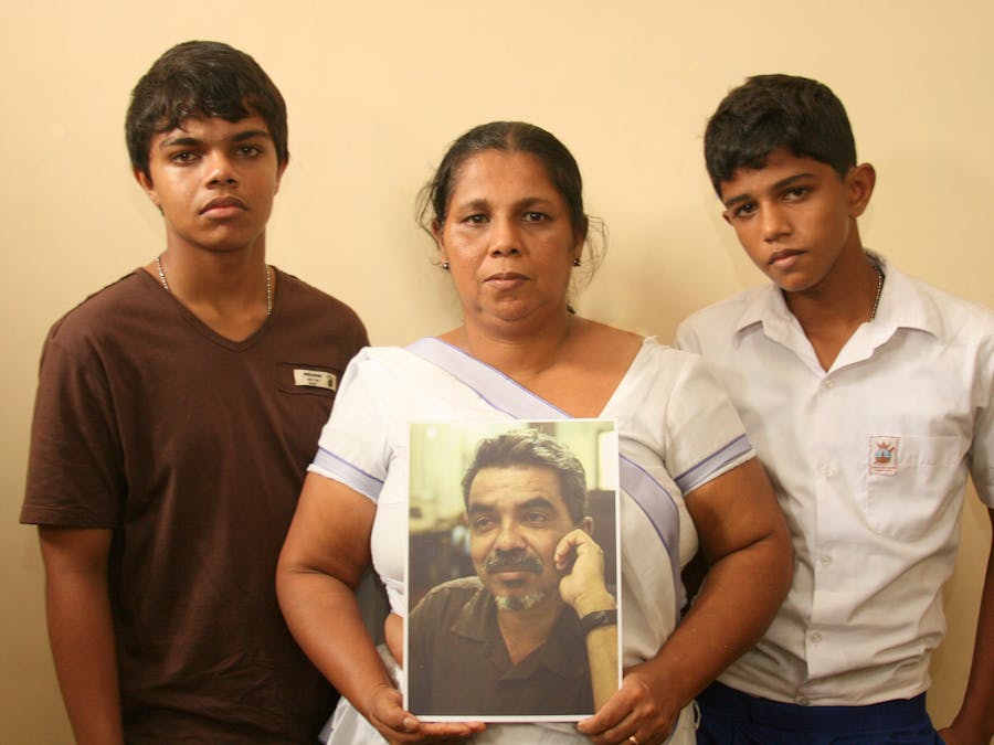 Sandya Eknaligoda en haar twee zonen. Sandya is de vrouw van de in 2010 verdwenen Sri Lankaanse journalist Prageeth Eknaligoda, die kritiek uitte tegen de regering.
