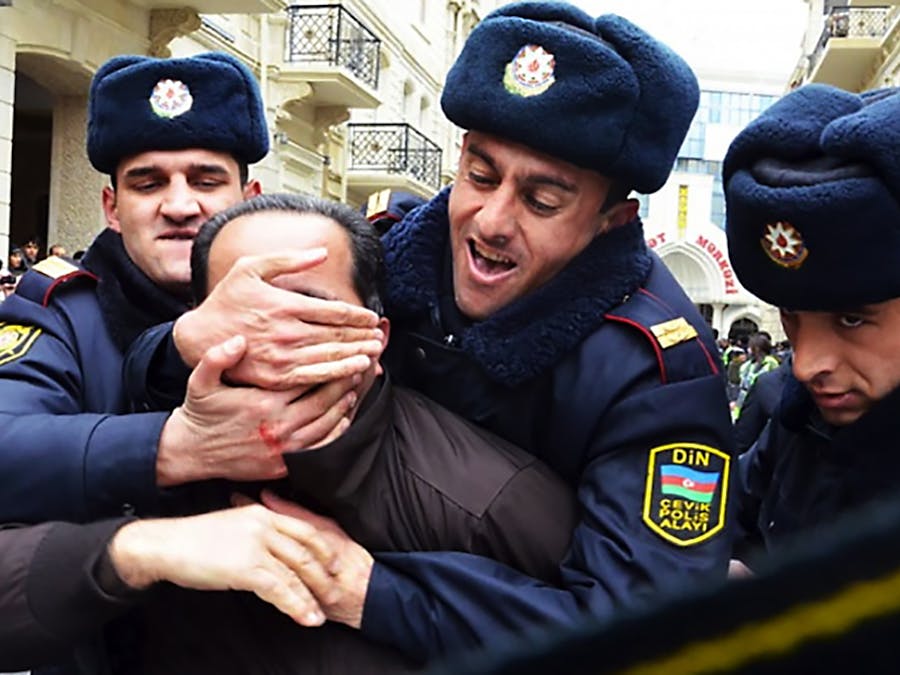Politieagenten voeren in maart 2011 op ruwe wijze een politiek activist af bij een demonstratie in de Azerbeidzjaanse hoofdstad Baku