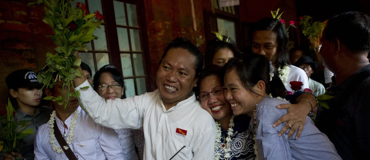 De Myanmarese studentenleiders Nandar Sitt Aung en Phyo Phyo Aung, die terecht staat, worden verwelkomd door hun familie.