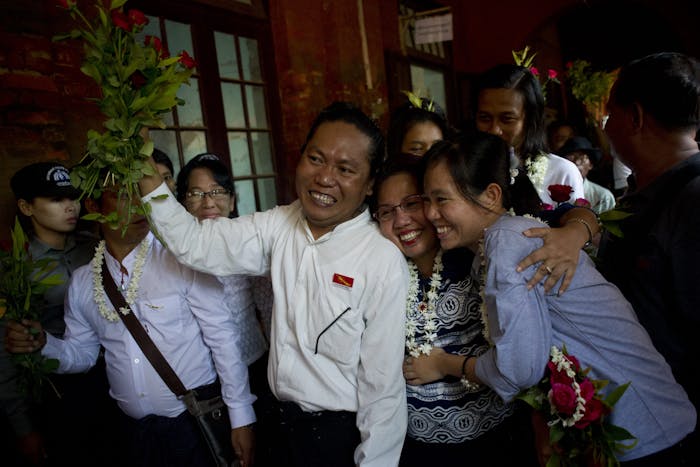 De Myanmarese studentenleiders Nandar Sitt Aung en Phyo Phyo Aung, die terecht staat, worden verwelkomd door hun familie.