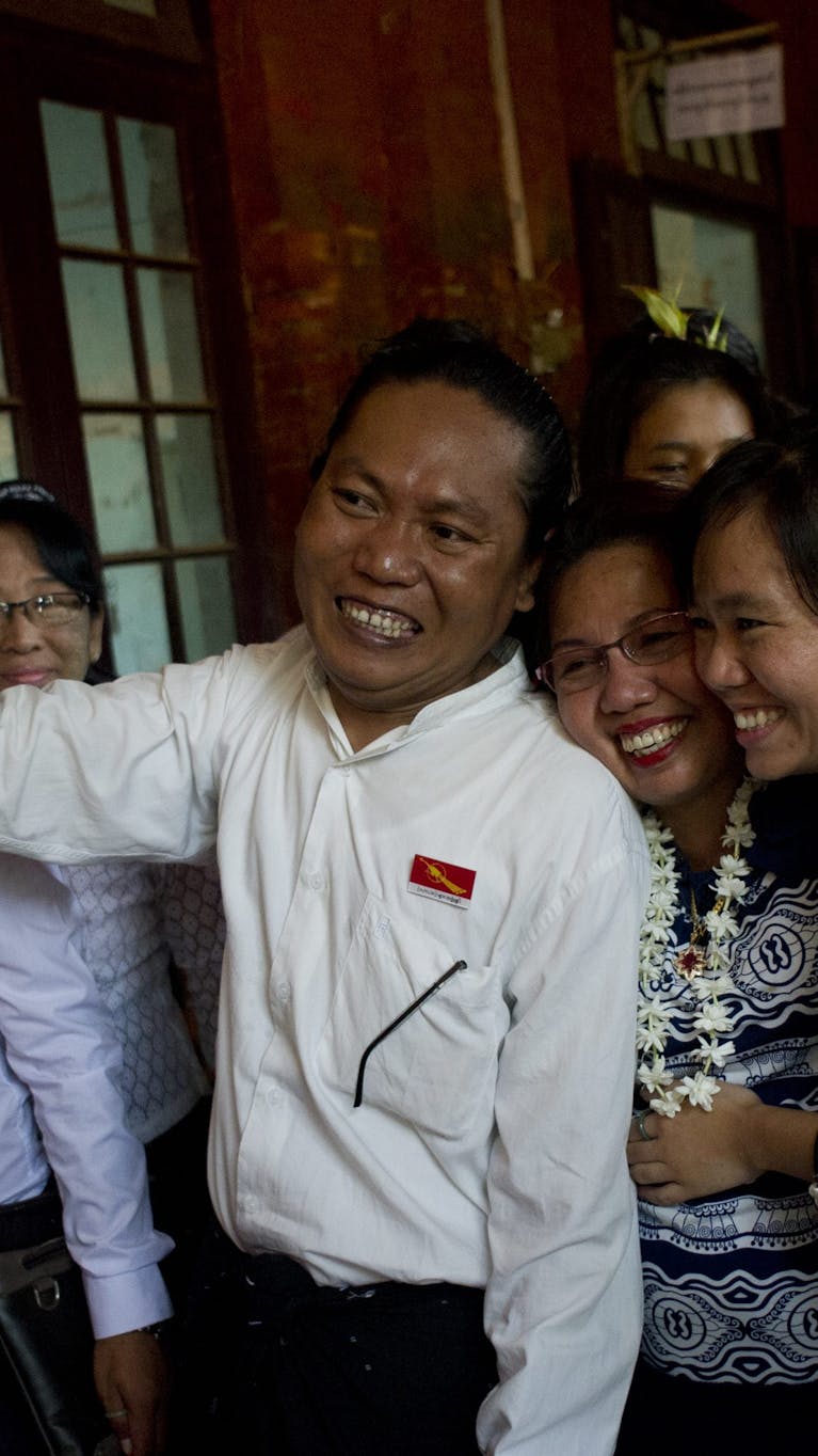 De Myanmarese studentenleiders Nandar Sitt Aung en Phyo Phyo Aung, die terecht staat, worden verwelkomd door hun familie.