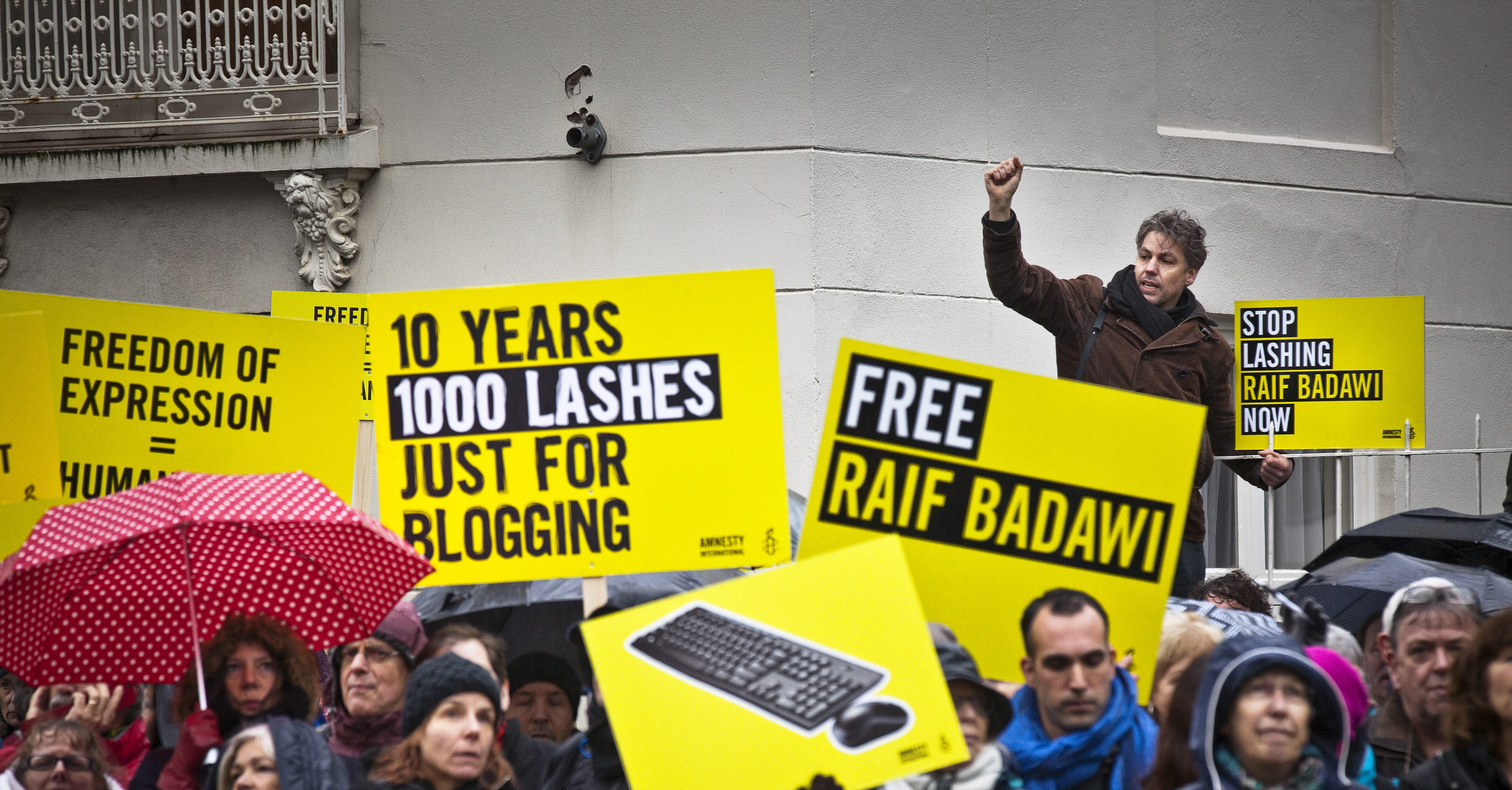 Demonstratie voor de ambassade van Saudi-Arabië in Den Haag voor de vrijlating van Raif Badawi, die tot tien jaar cel en duizend zweepslagen veroordeeld is