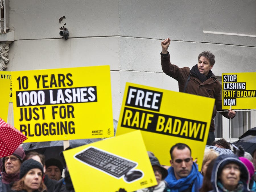 Demonstratie voor de ambassade van Saudi-Arabië in Den Haag voor de vrijlating van Raif Badawi, die tot tien jaar cel en duizend zweepslagen veroordeeld is