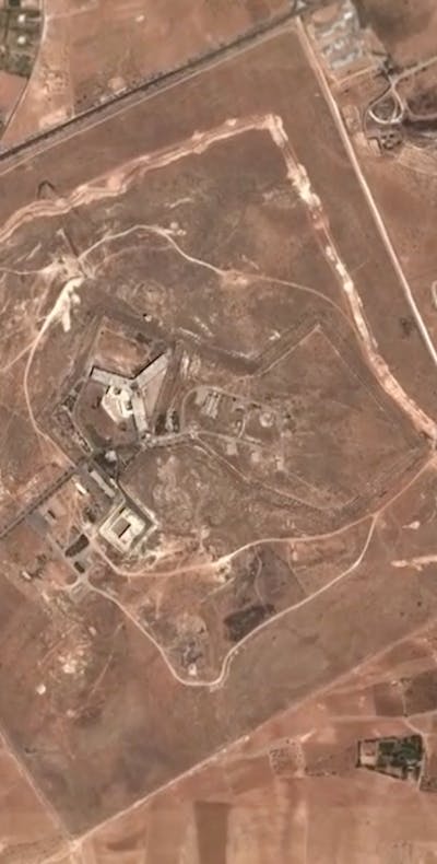 De Saydnaya-gevangenis ten noorden van de Syrische hoofdstad Damascus werd berucht vanwege de martelpraktijken en het buitensporige geweld na een opstand van gevangenen in 2008.