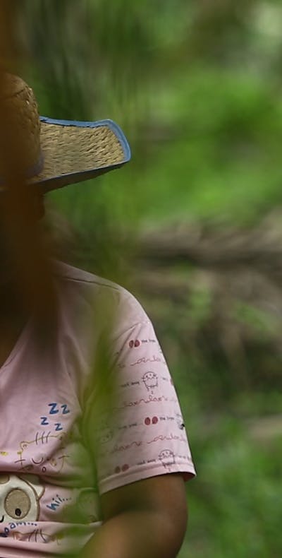Vrouwelijke arbeider op een Indonesische palmolieplantage.