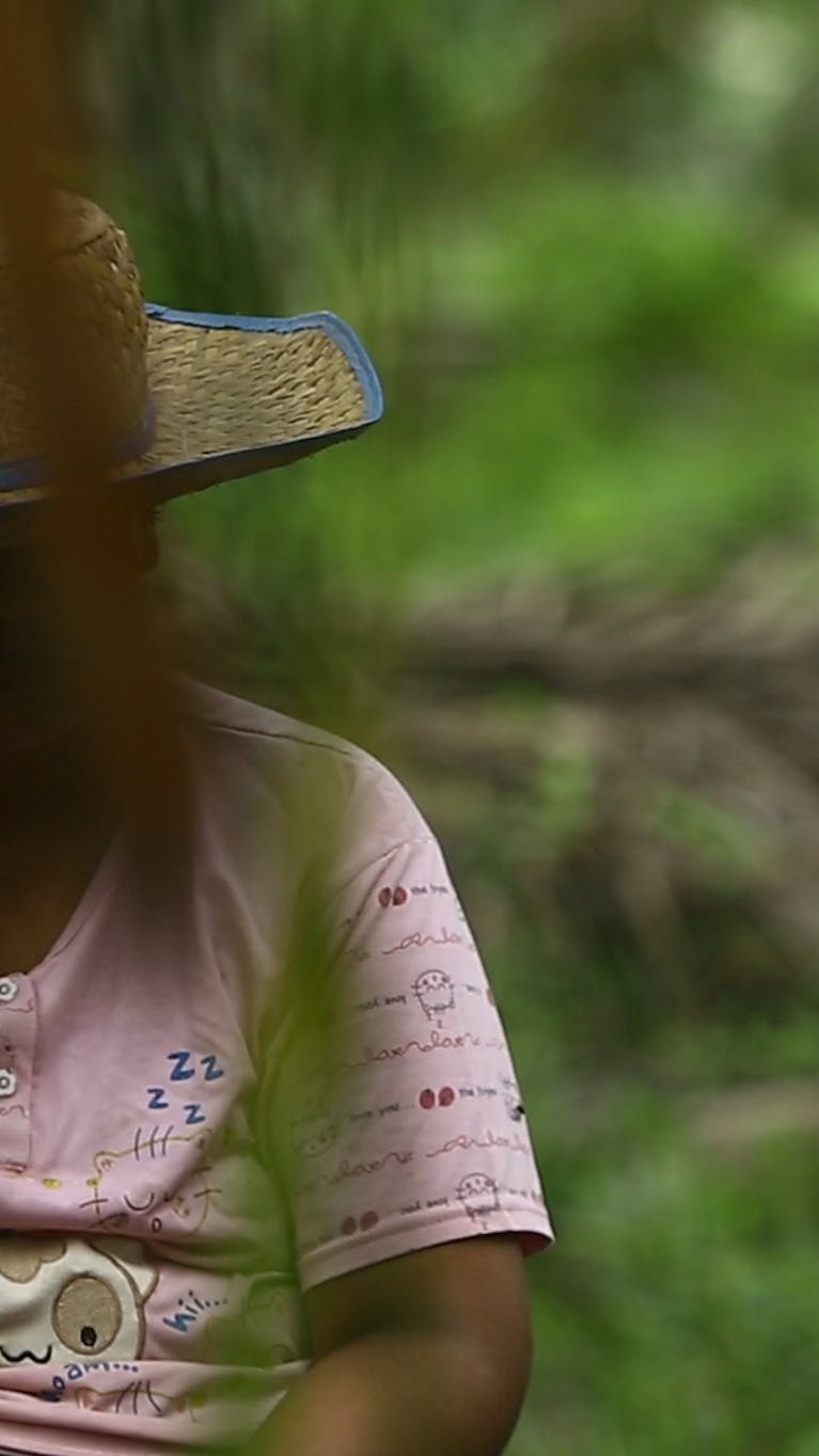 Vrouwelijke arbeider op een Indonesische palmolieplantage.