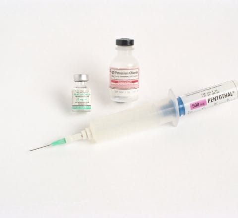 Benodigdheden voor de doodstraf door middel van injecties, zoals uitgevoerd in de Verenigde Staten