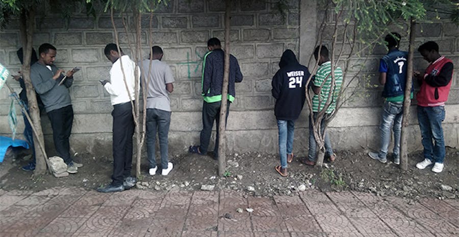 Jongeren proberen wifi-verbinding te maken in Ethiopië