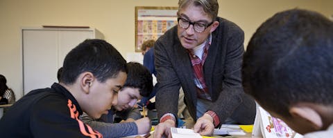 Een gastdocent van Amnesty geeft les over mensenrechten op een school in Amsterdam