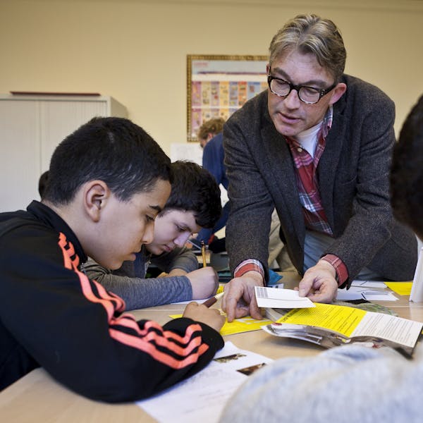 Een gastdocent van Amnesty geeft les over mensenrechten op een school in Amsterdam