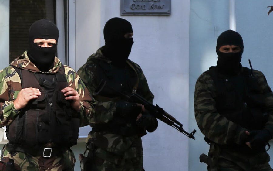 Gewapende mannen voor een belangrijk ambtsgebouw van de Tataren op de Krim.