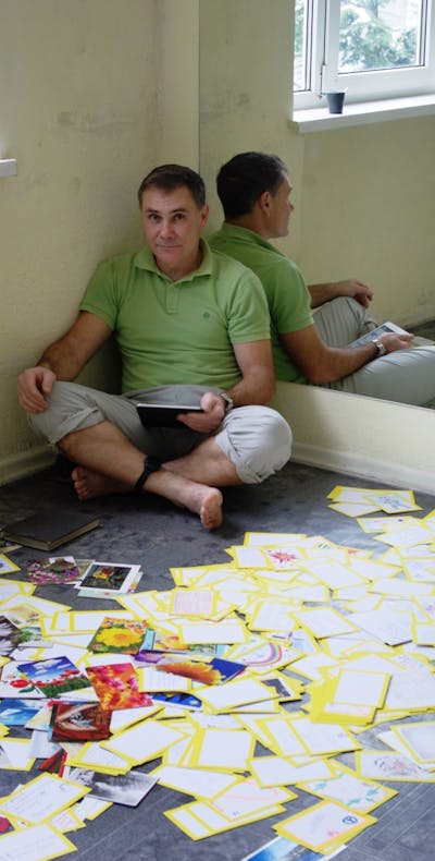 Yevgeny Vitishko met brieven van Amnesty-supporters