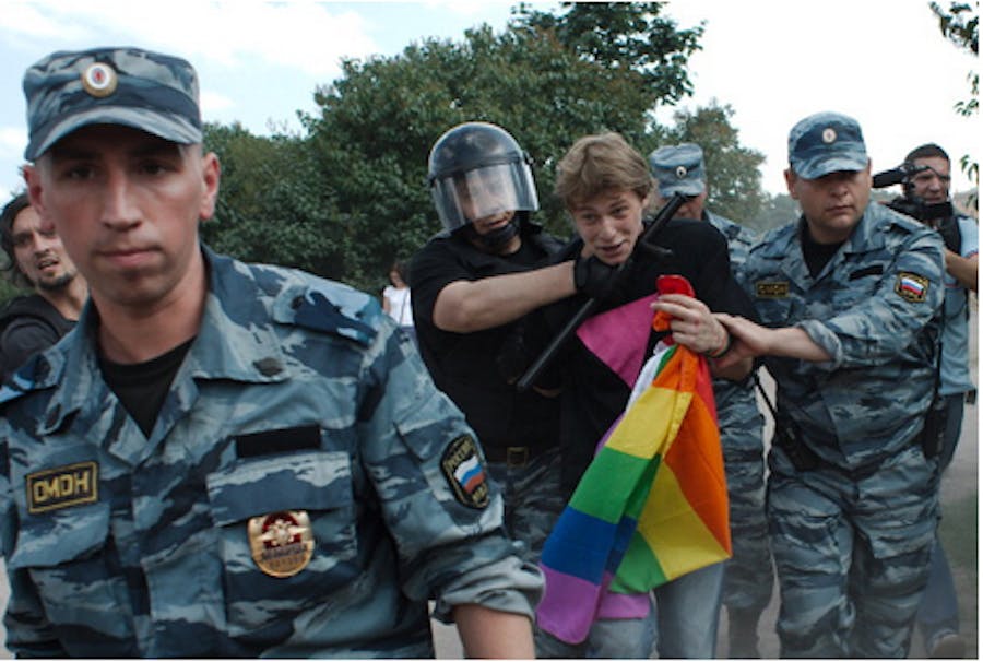 LHBTI-rechtenactivist Daniil Grachev wordt gearresteerd door de oproerpolitie in St. Petersburg in 2013.