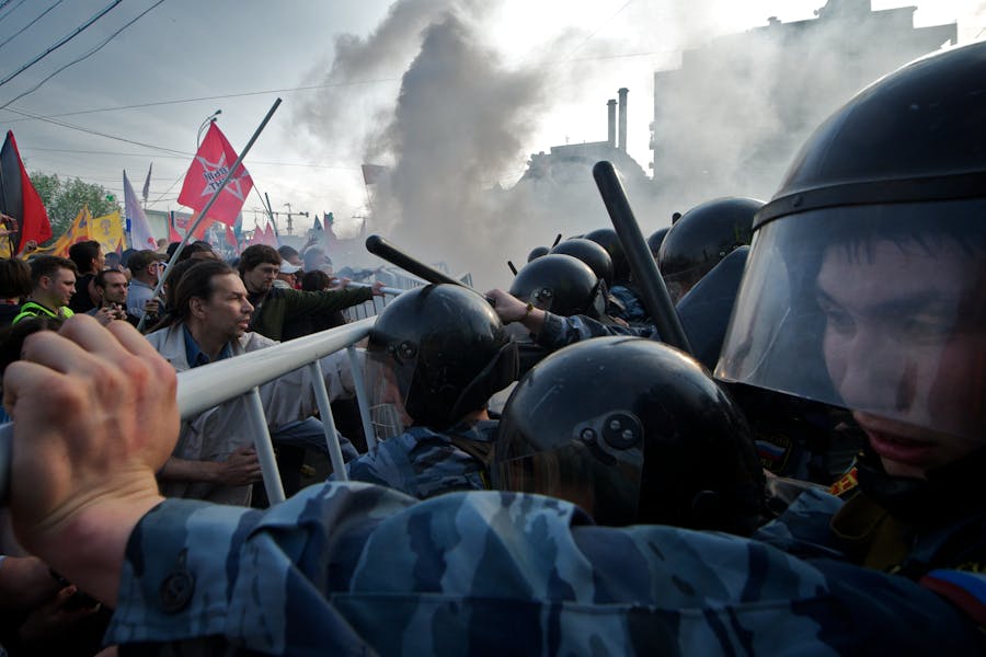 Demonstranten raken slaags met de Moskouse politie bij een anti-regeringsdemonstratie in 2012