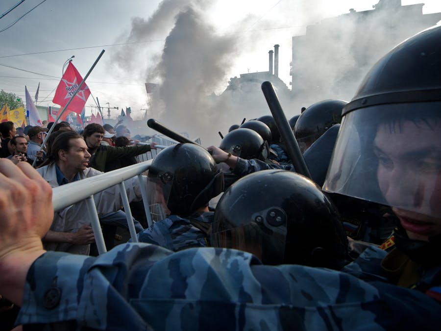 Demonstranten raken slaags met de Moskouse politie bij een anti-regeringsdemonstratie in 2012