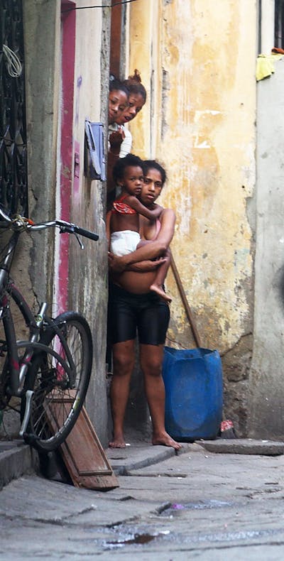 De Braziliaanse militaire politie patrouilleert in een door drugsgerelateerd geweld geteisterde favela in Rio de Janeiro