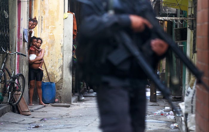 De Braziliaanse militaire politie patrouilleert in een door drugsgerelateerd geweld geteisterde favela in Rio de Janeiro