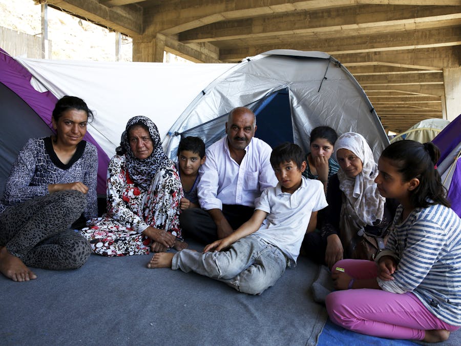 Koerdische familie uit Syrië in de haven van Piraeus, Griekeneland, in juli 2016, twee dagen nadat de Turkije-deal van kracht ging. Ze kunnen niet verder Europa in, maar ook niet terug naar Turkije, omdat sommigen van hen een chronische ziekte hebben.
