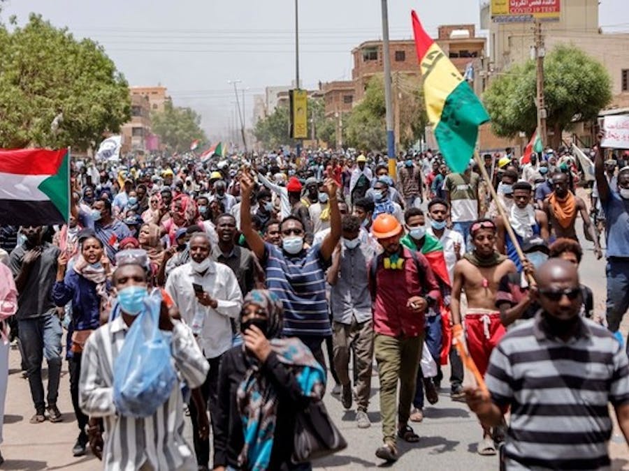 In Sudan woedt sinds 15 april 2023 een strijd tussen twee rivaliserende groepen: het Sudanese regeringsleger en een onafhankelijke paramilitaire strijdmacht.