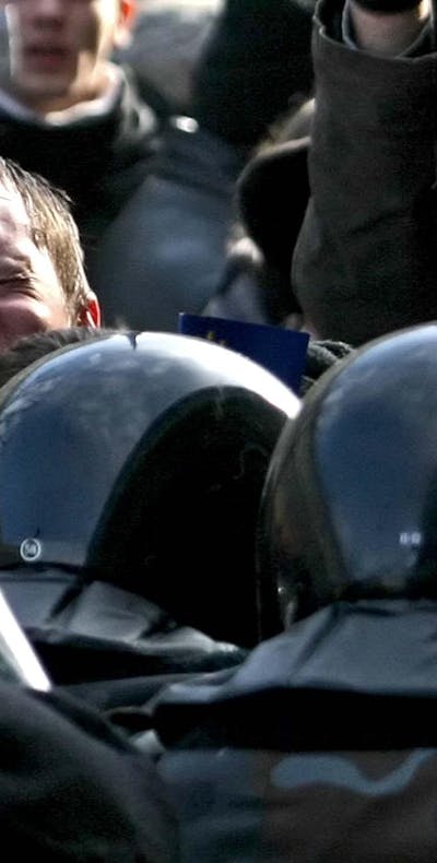 Een demonstrant raakt in de verdrukking bij een betoging in de Wit-Russische hoofdstad Minsk