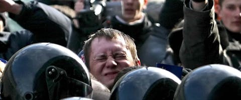 Een demonstrant raakt in de verdrukking bij een betoging in de Wit-Russische hoofdstad Minsk